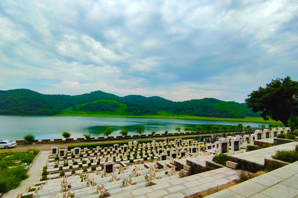 沈陽(yáng)墓地墓碑上刻紋的設(shè)計(jì)有哪些注意事項(xiàng)？